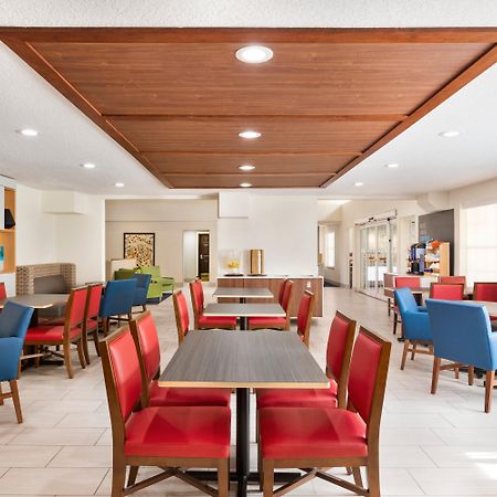 Vamo Holiday Inn Express & Suites Sarasota East By Ihg מראה חיצוני תמונה