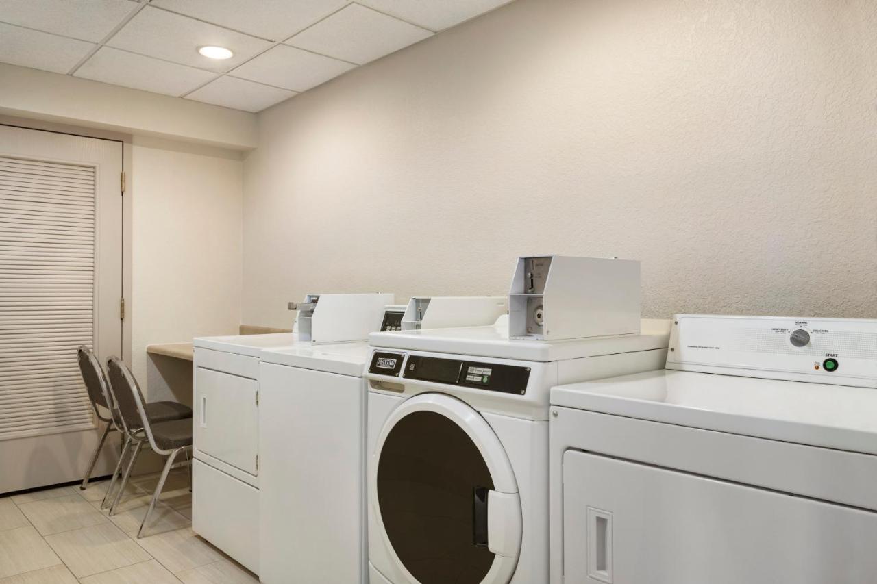 Vamo Holiday Inn Express & Suites Sarasota East By Ihg מראה חיצוני תמונה