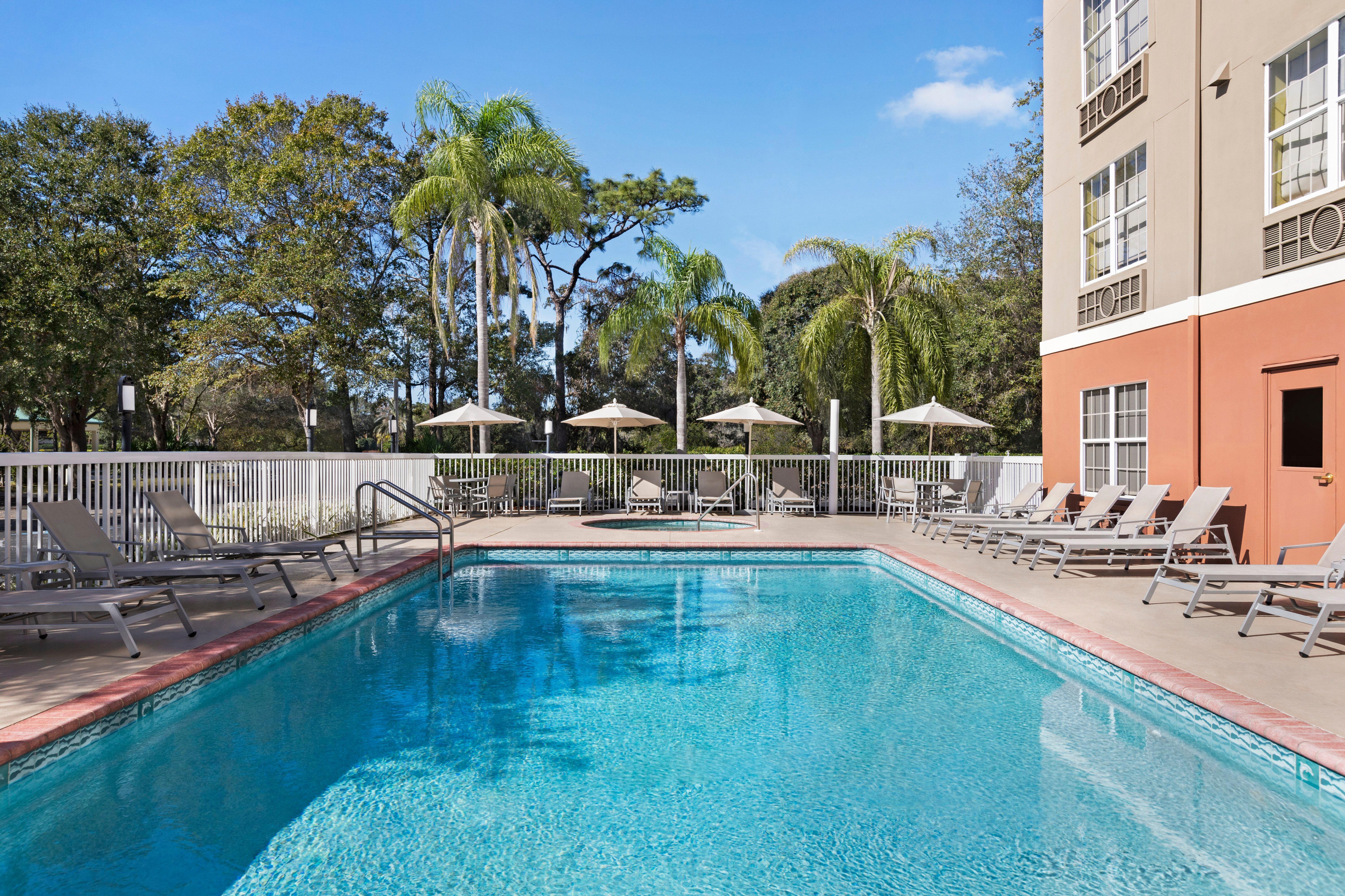 Vamo Holiday Inn Express & Suites Sarasota East By Ihg מראה חיצוני תמונה